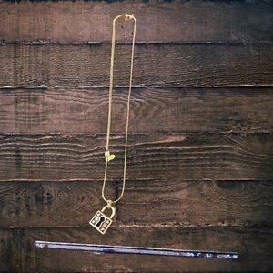 Adjustable gold necklace with lock